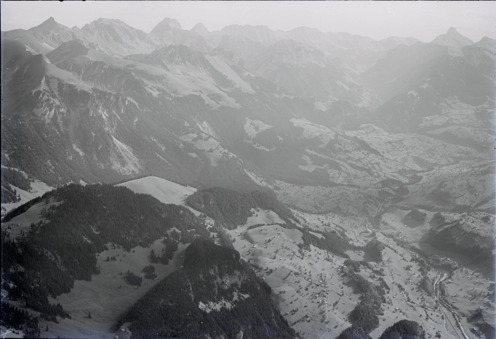 Historische Luftaufnahme der Bergketten rund um Boltigen