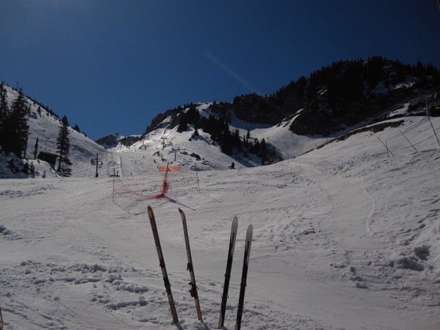 2001 La Plagne - Champagny en Vanoise, Frankreich: Steiler Pistenhang, im Schnee steckende Ski im Vordergrund