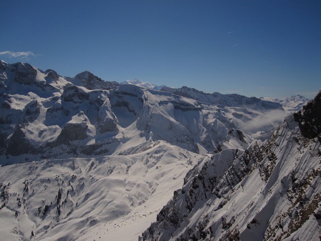 2002 Portes du Soleil - Champery: Verschneite Felsgrate und Kare unter blauem Himmel