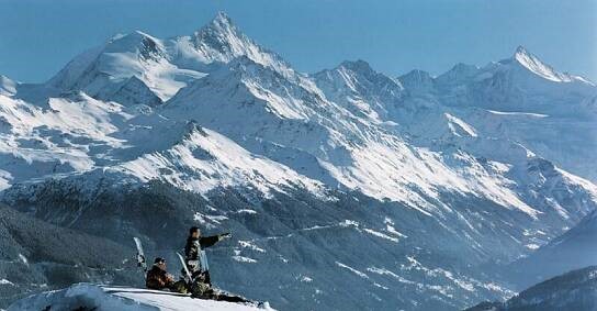 2004 Crans-Montana: Snowboarder am Hang, im Hintergrund eine Kette hoher Gipfel