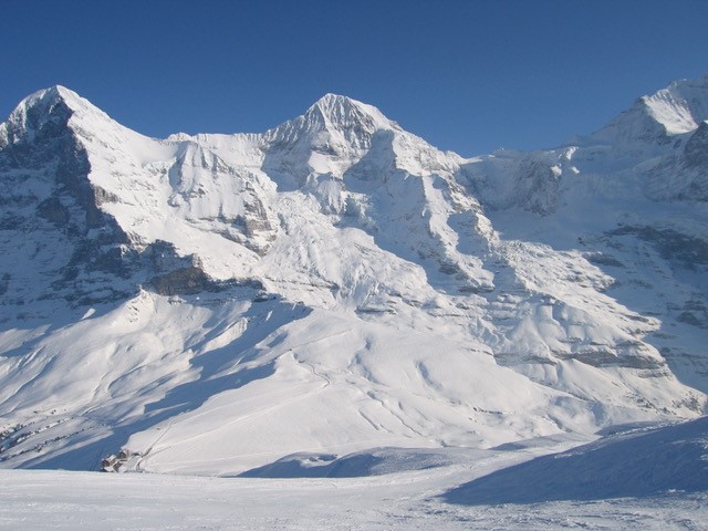 2005 Jungfrau - Wengen: Die Nordwaende von Eiger und Moench über verschneiten Hängen