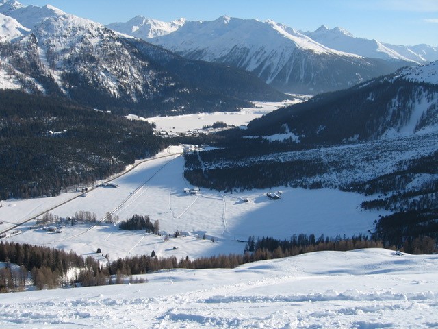 2006 Davos - Klosters: Blick von oben über ein weites Tal mit Ortschaft und Pisten