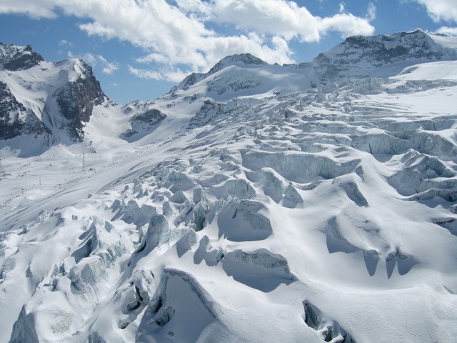 2007 Saas Fee - Saas Balen: Zerklüftete Gletscherflaeche mit Eisbrüchen