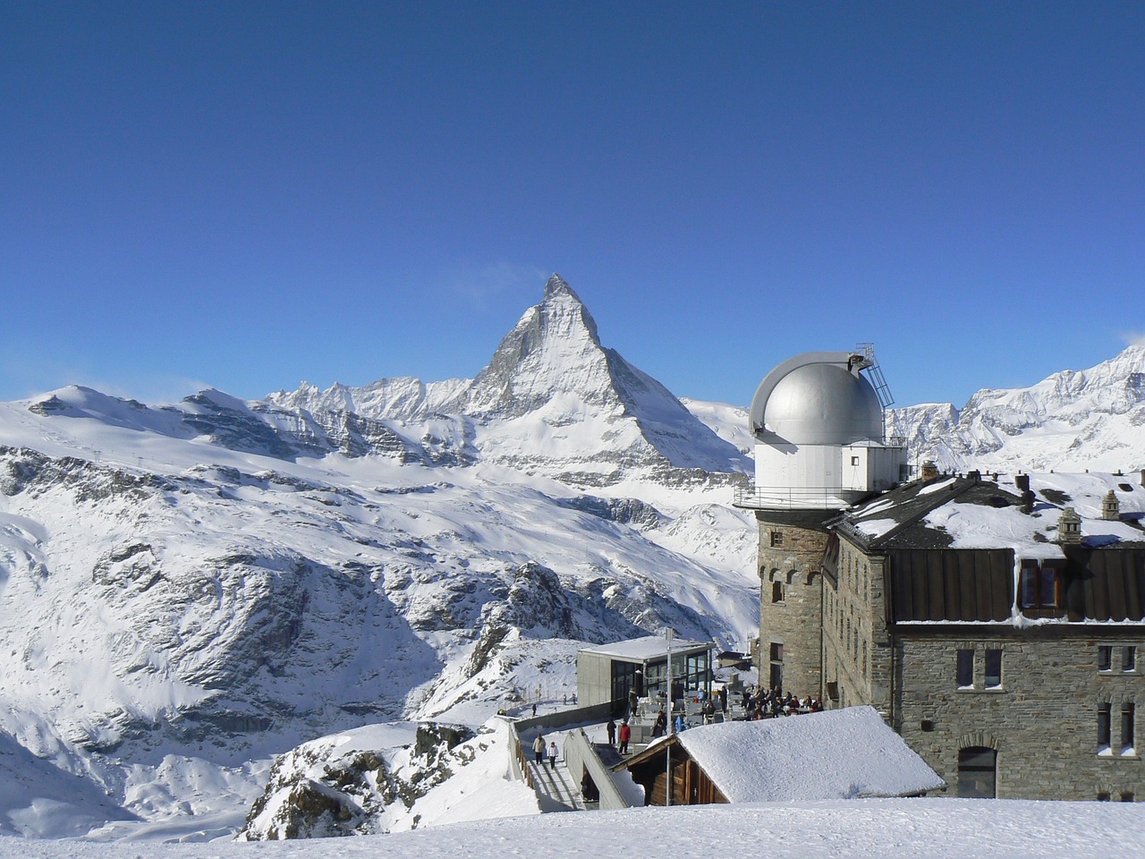 2013 Zermatt: Der Gornergrat mit dem Observatorium, dahinter das Matterhorn
