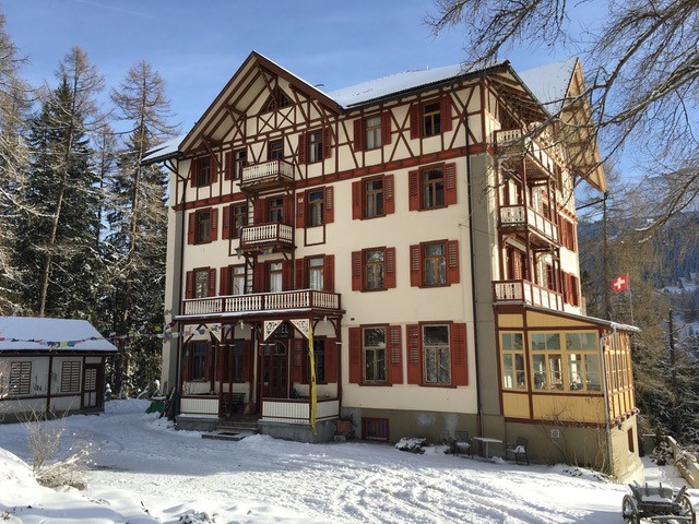 2016 Lenzerheide/Arosa - Churwalden: Grosses Riegelhaus mit Erkerfenstern, tief eingeschneit
