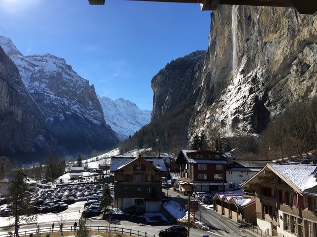 2017 Jungfrau - Lauterbrunnen: Das Dorf Lauterbrunnen im Talboden zwischen hohen Felswänden